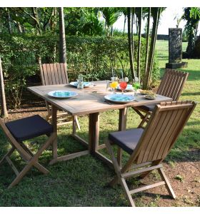 Salon de jardin en teck massif Hula, table pliante carrée Goa de 120 cm + 4 chaises pliantes Karimun avec coussins chocolats